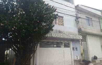 Imagem: A casa possui 3 Dormitórios, 1 Banheiro, 2 Vagas na garagem