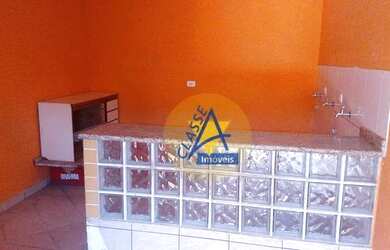 Imagem: A casa possui 3 Dormitórios, 2 Banheiros, 2 Vagas na garagem