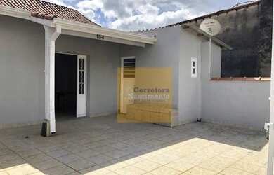 Imagem: A casa possui 3 Dormitórios, 2 Banheiros, 3 Vagas na garagem