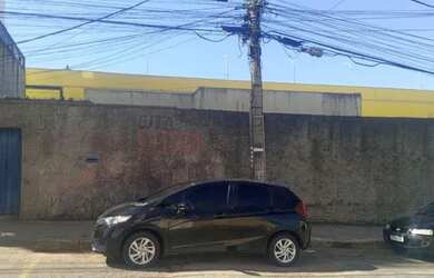 Imagem: A casa possui 3 Dormitórios, 1 Banheiro, 2 Vagas na garagem