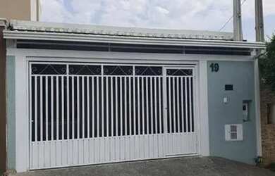 Imagem: A casa possui 2 Dormitórios, 2 Banheiros, 2 Vagas na garagem