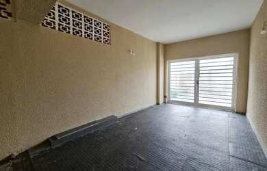 Imagem: A casa possui 2 Dormitórios, 1 Banheiro, 3 Vagas na garagem