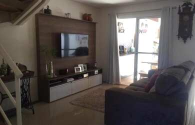 Imagem: A casa possui 3 Dormitórios, 2 Banheiros, 2 Vagas na garagem