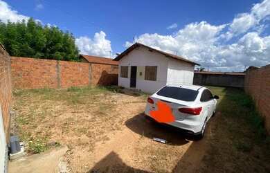 Imagem: A casa possui 2 Dormitórios, 1 Banheiro, 5 Vagas na garagem