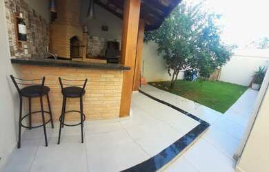 Imagem: A casa possui 3 Dormitórios, 2 Banheiros, 2 Vagas na garagem