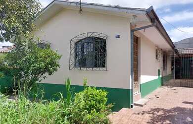 Imagem: A casa possui 5 Dormitórios, 2 Banheiros, 2 Vagas na garagem