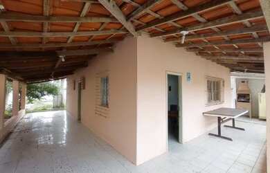 Imagem: A casa possui 3 Dormitórios, 2 Banheiros, 4 Vagas na garagem