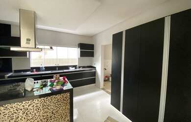 Imagem: A casa em condomínio possui 4 Dormitórios, 5 Banheiros, 4