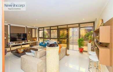 Imagem: A casa possui 5 Dormitórios, 5 Banheiros, 4 Vagas na garagem