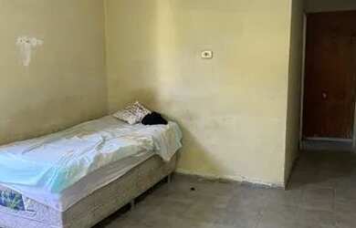 Imagem: A casa possui 1 Dormitório, 1 Banheiro, 1 Vaga na garagem e