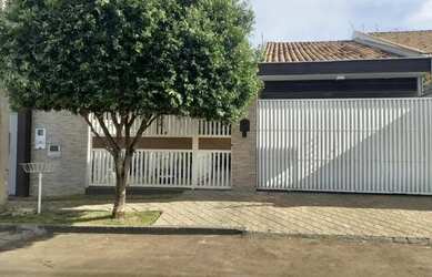 Imagem: A casa possui 3 Dormitórios, 3 Banheiros, 2 Vagas na garagem