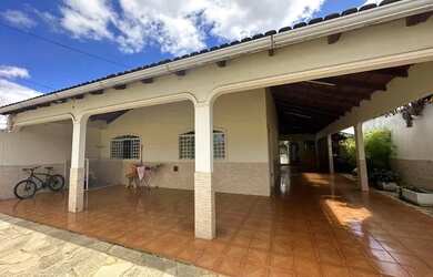 Imagem: A casa em condomínio à venda possui 3 Dormitórios, 2 Banheiros