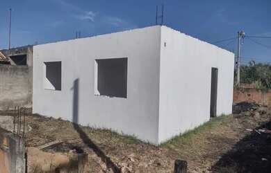 Imagem: A casa possui 2 Dormitórios, 1 Banheiro, 1 Vaga na garagem