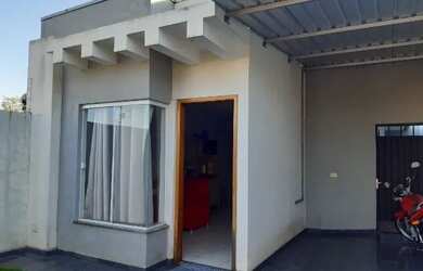 Imagem: A casa possui 2 Dormitórios, 1 Banheiro, 1 Vaga na garagem