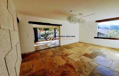 Imagem: A casa possui 5 Dormitórios, 4 Banheiros, 4 Vagas na garagem