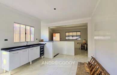 Imagem: A casa possui 2 Dormitórios, 1 Banheiro, 2 Vagas na garagem