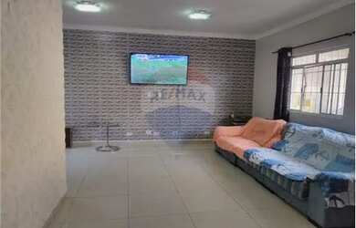 Imagem: A casa possui 4 Dormitórios, 2 Banheiros, 3 Vagas na garagem