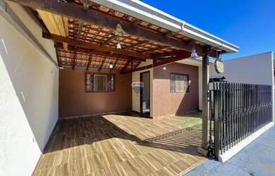 Imagem: A casa possui 2 Dormitórios, 1 Banheiro, 1 Vaga na garagem