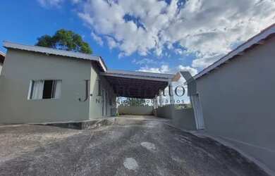 Imagem: A casa possui 1 Dormitório, 1 Banheiro, 4 Vagas na garagem