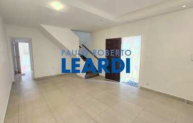 Imagem: A casa possui 2 Dormitórios, 2 Banheiros, 2 Vagas na garagem