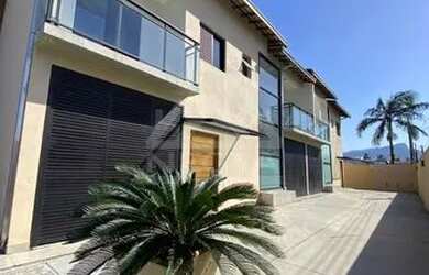 Imagem: A casa possui 2 Dormitórios, 2 Banheiros, 2 Vagas na garagem