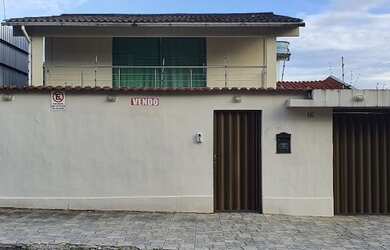 Imagem: A casa possui 3 Dormitórios, 3 Banheiros, 2 Vagas na garagem