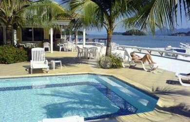 Imagem: A casa possui 4 Dormitórios, 5 Banheiros, 3 Vagas na garagem