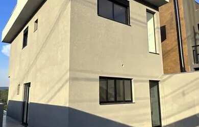 Imagem: A casa possui 3 Dormitórios, 4 Banheiros, 4 Vagas na garagem