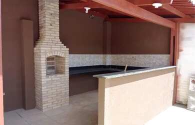 Imagem: A casa possui 3 Dormitórios, 2 Banheiros, 2 Vagas na garagem