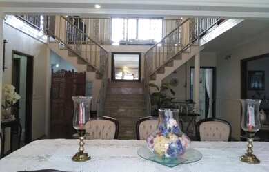 Imagem: A casa possui 4 Dormitórios, 2 Banheiros, 4 Vagas na garagem