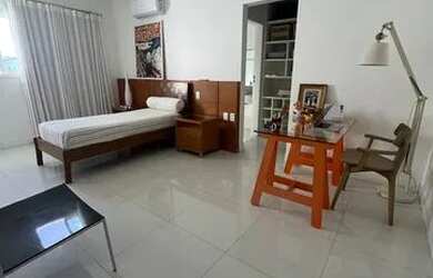 Imagem: A casa possui 4 Dormitórios, 5 Banheiros, 3 Vagas na garagem