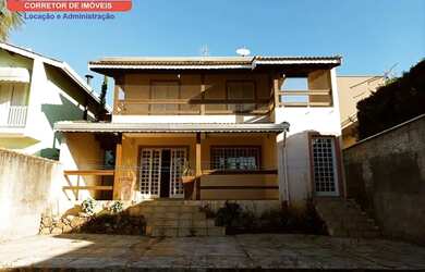 Imagem: A casa possui 3 Dormitórios, 1 Banheiro, 4 Vagas na garagem