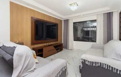 Imagem: A casa possui 3 Dormitórios, 4 Banheiros, 2 Vagas na garagem