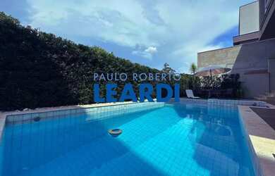 Imagem: A casa em condomínio possui 4 Dormitórios, 5 Banheiros, 4