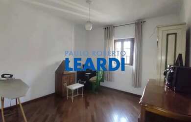 Imagem: A casa possui 3 Dormitórios, 2 Banheiros, 3 Vagas na garagem