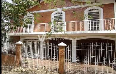 Imagem: A casa possui 2 Dormitórios, 1 Banheiro, 2 Vagas na garagem