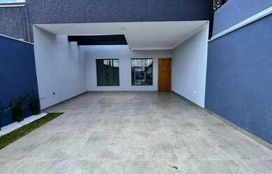 Imagem: A casa possui 3 Dormitórios, 1 Banheiro, 2 Vagas na garagem