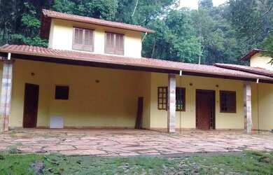 Imagem: A casa para alugar possui 4 Dormitórios, 3 Banheiros, 5 Vagas