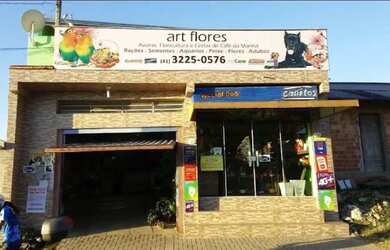 Imagem: A casa possui 3 Dormitórios, 2 Banheiros, 2 Vagas na garagem