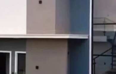 Imagem: A casa em condomínio possui 4 Dormitórios, 5 Banheiros, 2