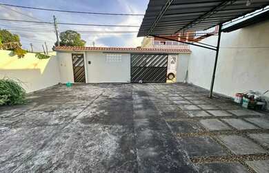 Imagem: A casa possui 3 Dormitórios, 2 Banheiros, 4 Vagas na garagem