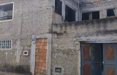 Imagem: A casa possui 3 Dormitórios, 3 Banheiros, 2 Vagas na garagem