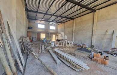 Imagem: O depósito possui 3 Vagas na garagem, 200m² de Área e está