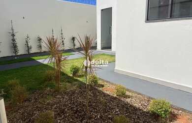 Imagem: A casa possui 3 Dormitórios, 2 Banheiros, 3 Vagas na garagem