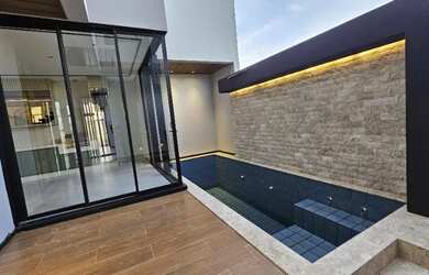 Imagem: A casa em condomínio possui 4 Dormitórios, 3 Banheiros, 240m²