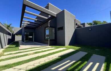 Imagem: A casa possui 2 Dormitórios, 2 Banheiros, 3 Vagas na garagem