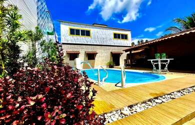 Imagem: A casa possui 3 Dormitórios, Acomodam 20 pessoas, 2 Vagas na