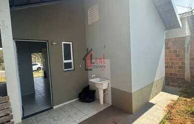 Imagem: A casa possui 2 Dormitórios, 1 Banheiro, 1 Vaga na garagem