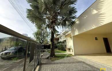 Imagem: A casa possui 5 Dormitórios, 5 Banheiros, 2 Vagas na garagem