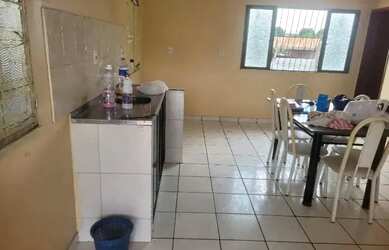 Imagem: A casa possui 2 Dormitórios, 1 Banheiro, 2 Vagas na garagem